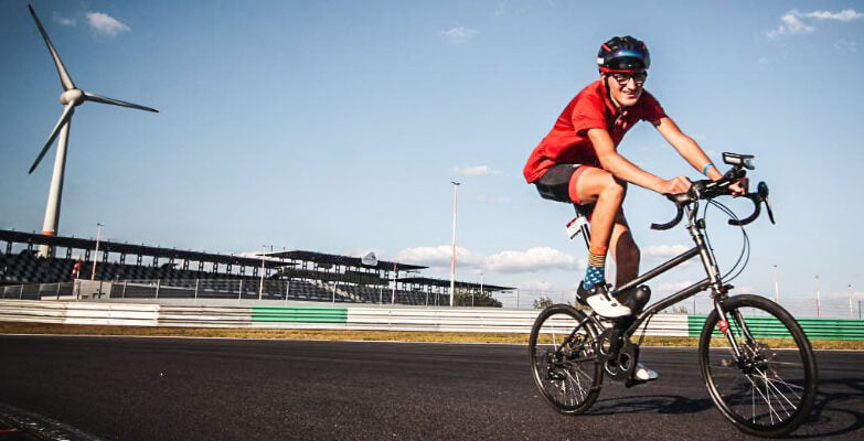 432km VELLO sur un vélo pliant : Ce cycliste bat le record du monde !